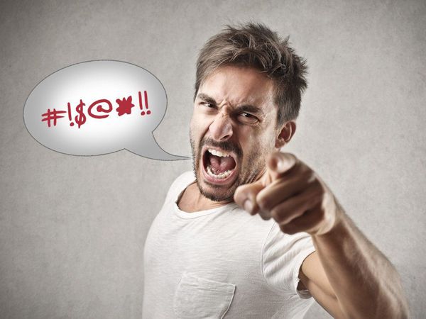 Mơ thấy mình mắng chửi người khác là điềm báo gì?