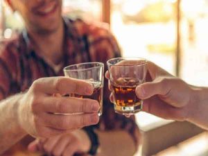 Nằm mơ thấy uống rượu đánh số mấy? Là điềm lành hay dữ?