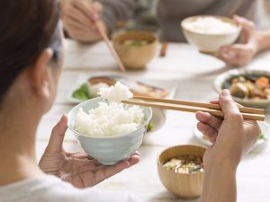 Mơ thấy ăn cơm đánh con gì, điềm báo hung hay cát?