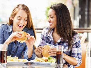 Mơ thấy ăn uống đánh con gì, điềm báo lành hay dữ?