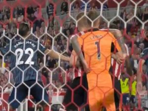 Tin thể thao 15/8: Sao Brentford chơi tiểu xảo, không cho Leno bắt gôn