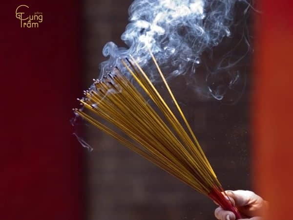 Giải mã ý nghĩa giấc mơ thấy thắp nhang