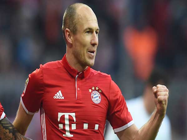 Bayern thực hiện những sự thay đổi người và Arjen Robben được tung vào sân 