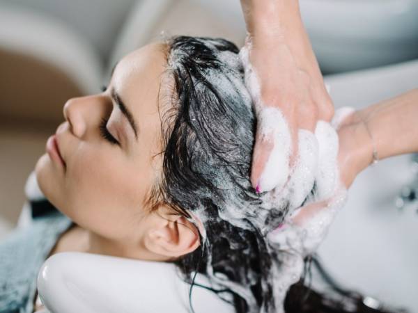 Giải mã ý nghĩa giấc mơ thấy gội đầu là điềm gì?