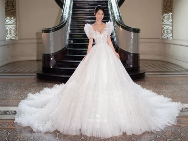 Nhìn thấy váy cưới trắng tinh khôi