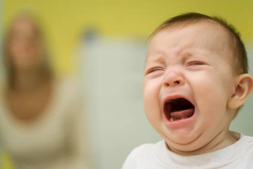 Gặp em bé khóc liên quan số nào?