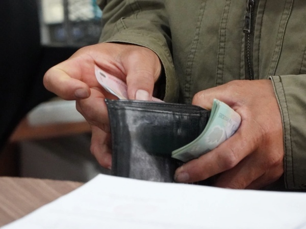 Mơ thấy người lạ cho tiền là điềm gì, đen hay đỏ?