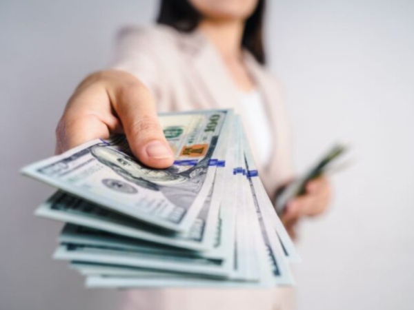 Mơ thấy người lạ cho tiền là điềm gì, đen hay đỏ? Mơ thấy người lạ cho tiền là điềm gì, đen hay đỏ?