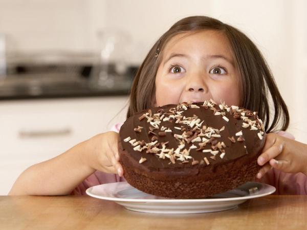 Nằm mơ thấy ăn bánh ngọt là điềm báo tài lộc hay hao của?