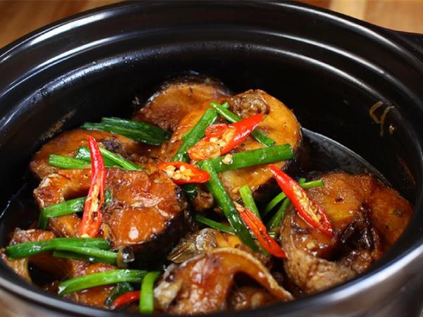 Nằm mơ thấy ăn cá kho, ăn cá sống tiềm ẩn điềm báo gì?