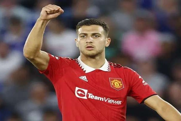 Diogo Dalot ăn mừng bàn mở tỷ số cho Man Utd trên sân Old Trafford