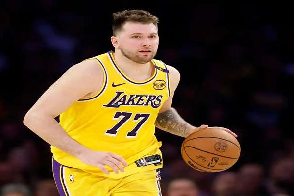 Luka với kỹ thuật step-back và kiểm soát áp lực tuyệt vời