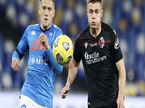 Vượt qua Napoli dù Milan kiểm soát bóng thấp